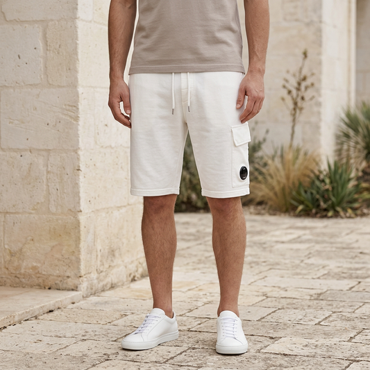 C.P. Company Gauze White bermuda modellen, városi környezetben